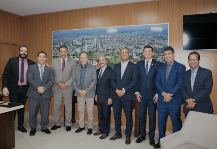Vereador Carlão, Presidente da Câmara, recebe visita   institucional do deputado estadual, Junior Mochi
