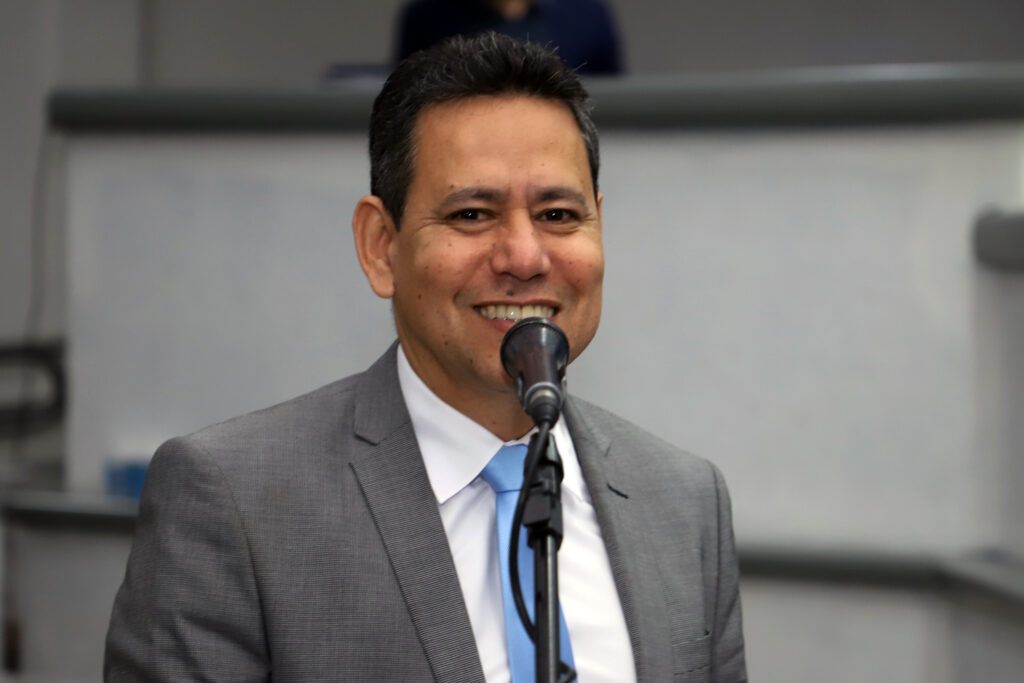 Vereador Clodoilson Pires solicita tapa-buraco e implantação de semáforo em importante via da capital