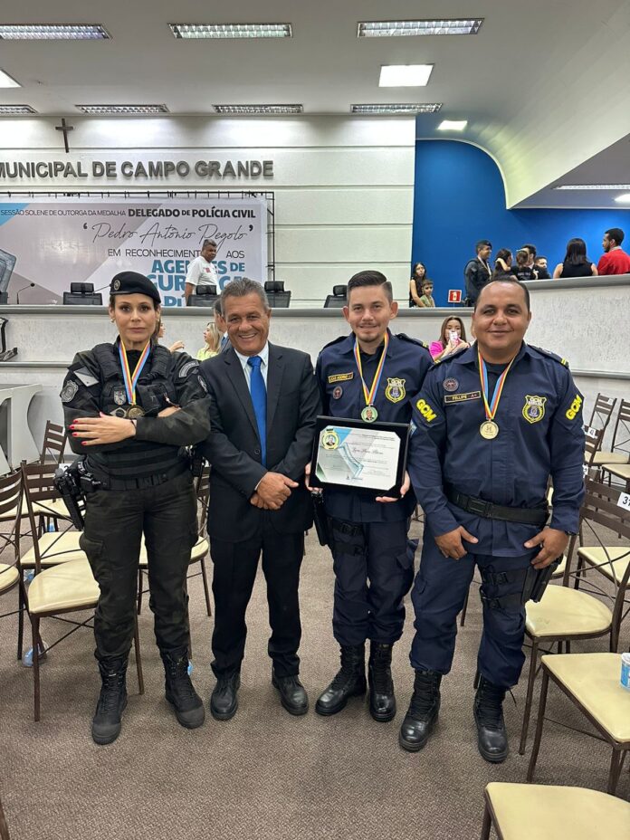 Vereador Delei Pinheiro entrega honrarias para agentes de segurança pública