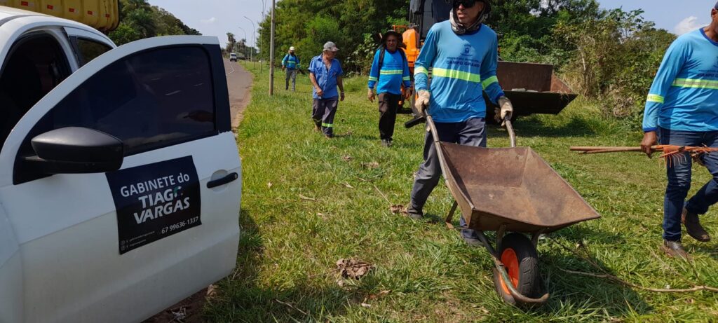 Vereador Tiago Vargas celebra limpeza do canteiro na Av. Ver. Thirson de Almeida no bairro Aero Rancho