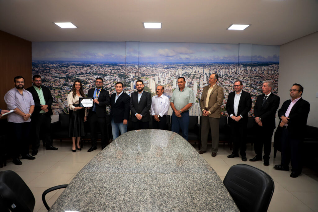 Vereador William Maksoud entrega Medalha Legislativa Mérito da Justiça “Águia de Haia” ao juiz Carlos Alberto Garcete