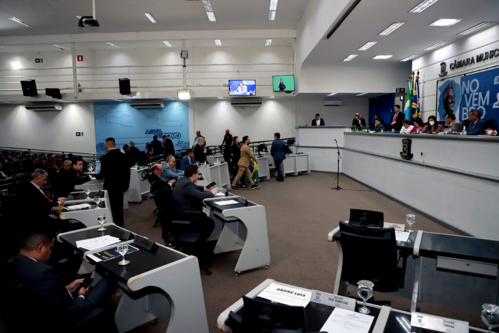 Vereadores analisam quatro vetos e dois projetos na sessão desta terça-feira