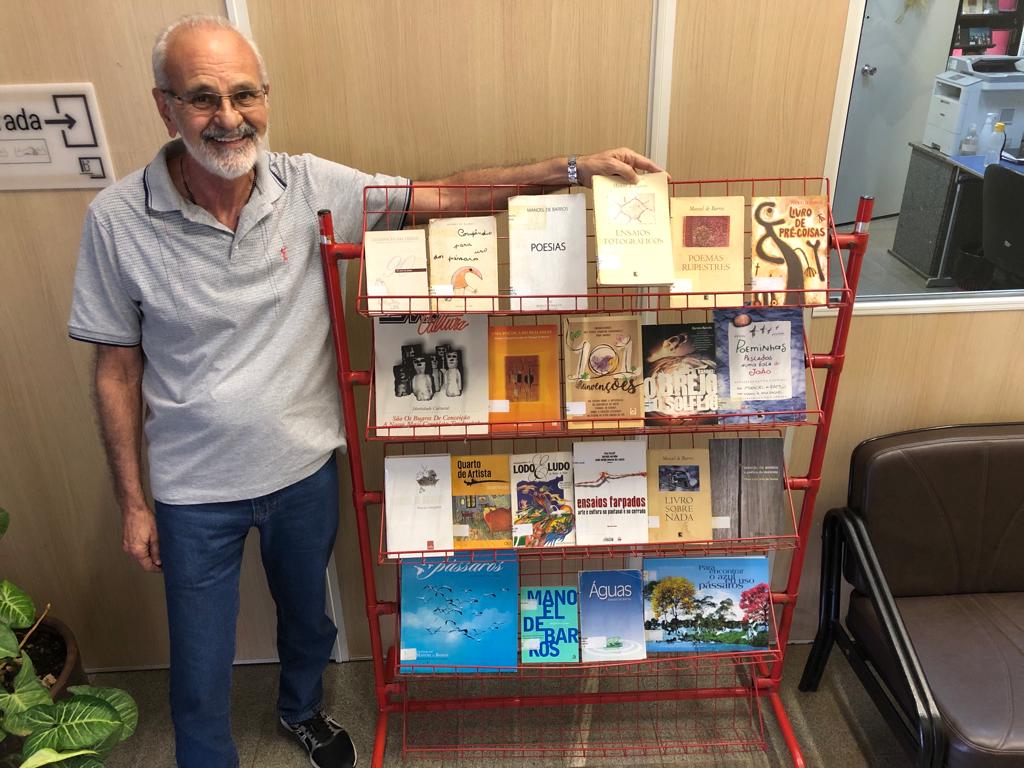 Biblioteca Isaias Paim faz exposição em comemoração aos 107 anos do nascimento de Manoel de Barros