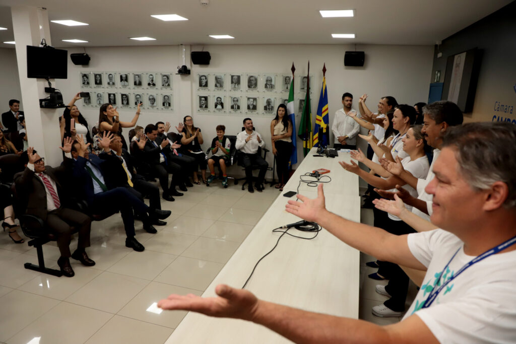 Câmara entrega certificados a alunos que concluíram Curso Básico de Libras