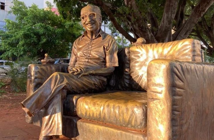 Com investimento do Governo do Estado, artista Ique vai restaurar estátua de Manoel de Barros
