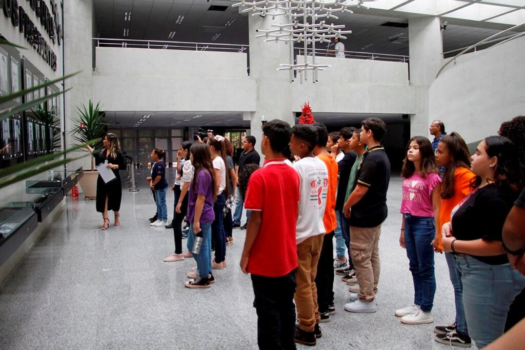 Com visita à ALEMS, Associação finaliza projeto sobre cidadania e perspectiva de vida