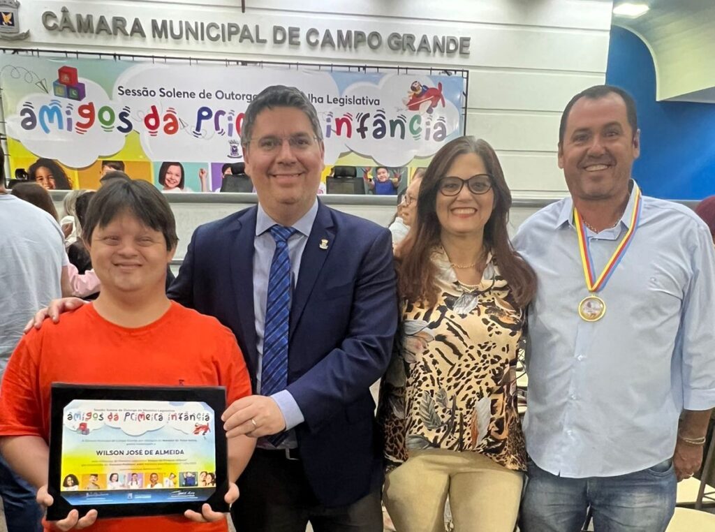 Dr. Victor Rocha entrega a Medalha “Amigos e Amigas da Primeira Infância” para Lar Vovó Miloca e Associação Juliano Varela