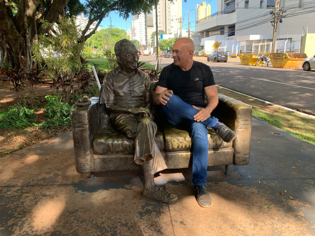 Ronilço Guerreiro parabeniza Governo MS por restauração da estátua de Manoel de Barros, mas pede monitoramento para evitar novo ato de vandalismo