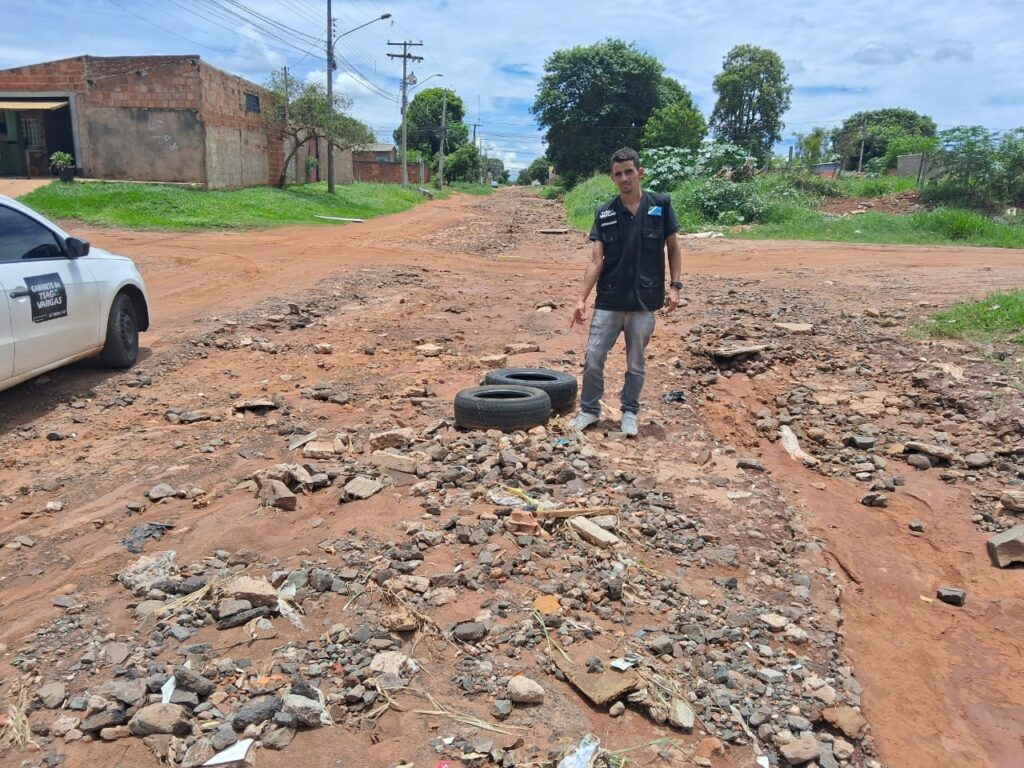 Tiago Vargas reivindica manutenção na rua Lauro Muller, no Jardim Los Angeles
