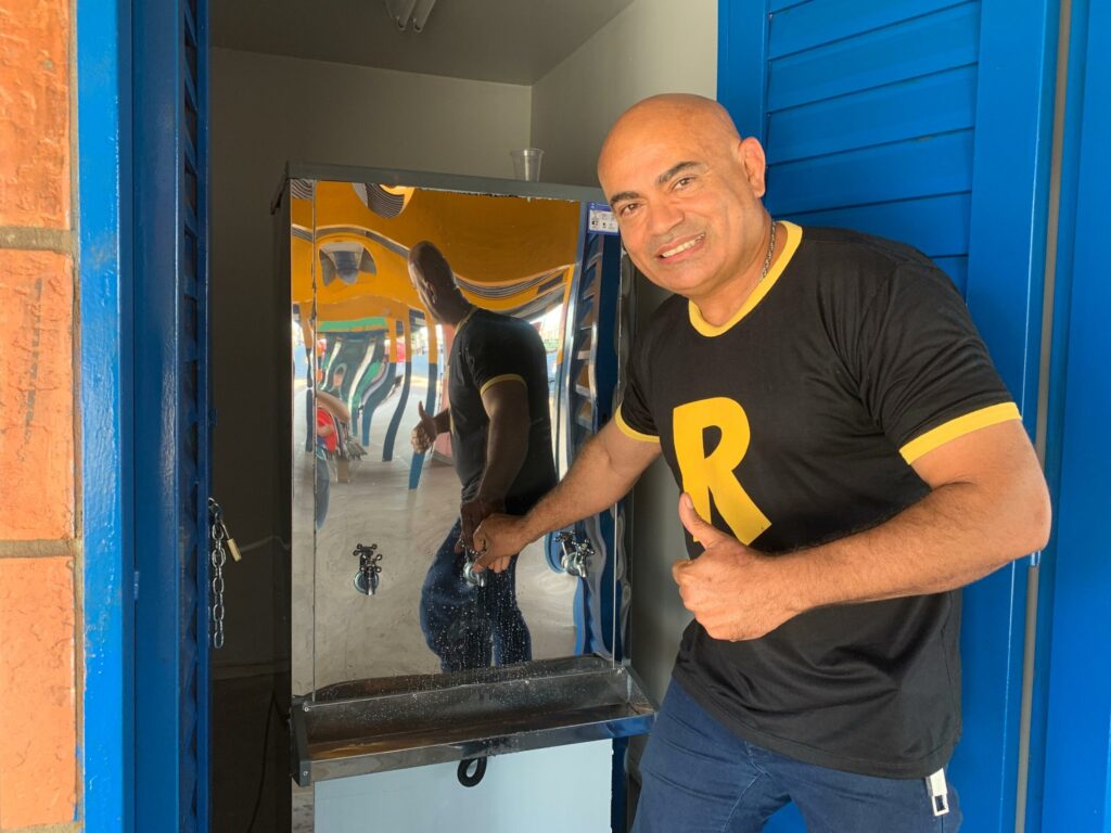 Solicitação de Ronilço Guerreiro é atendida e terminais de ônibus já contam com água gelada após instalação de bebedouros