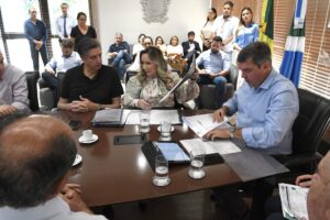 Governador de camisa azul olha projetos de Jardim, ao lado da prefeita que mostra outro projeto ao deputado Dagoberto Nogueira