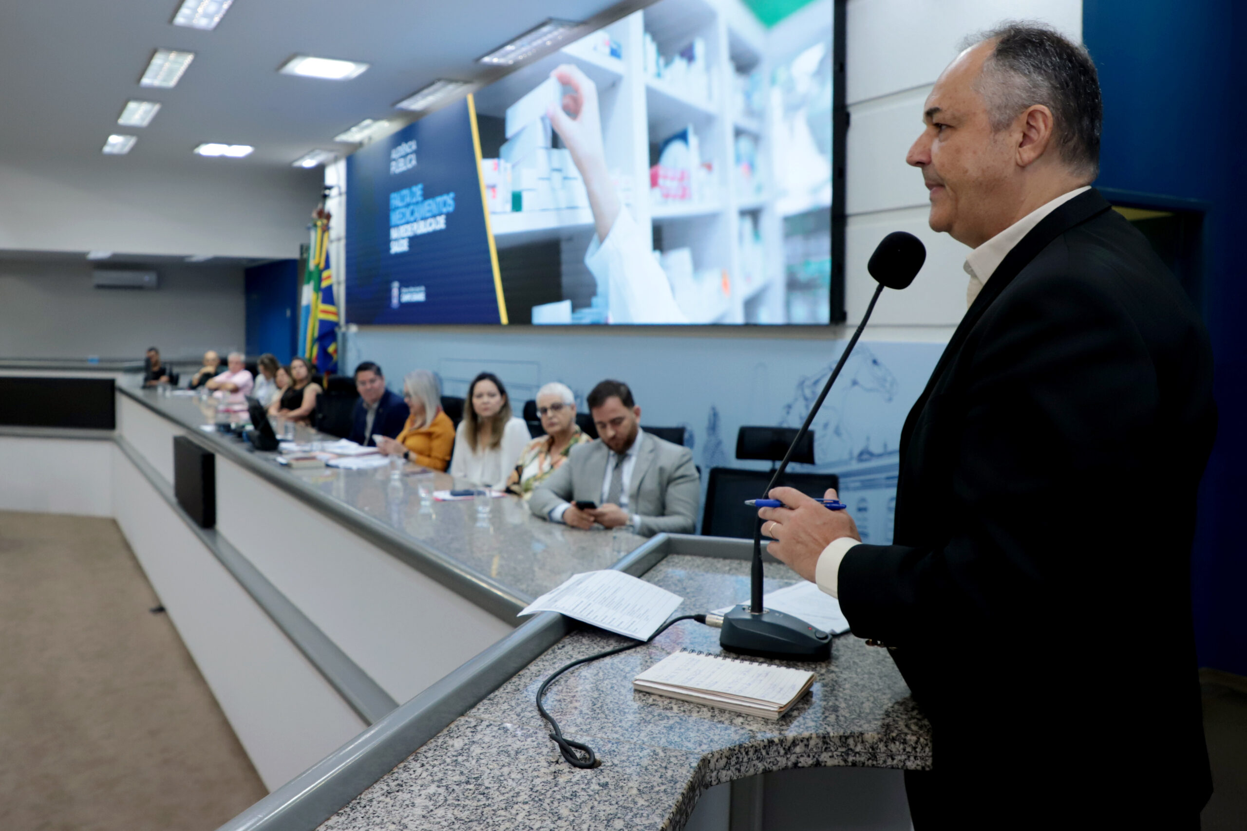 Em audiência pública, vereador Prof. André Luis debate a falta de medicamento da rede pública