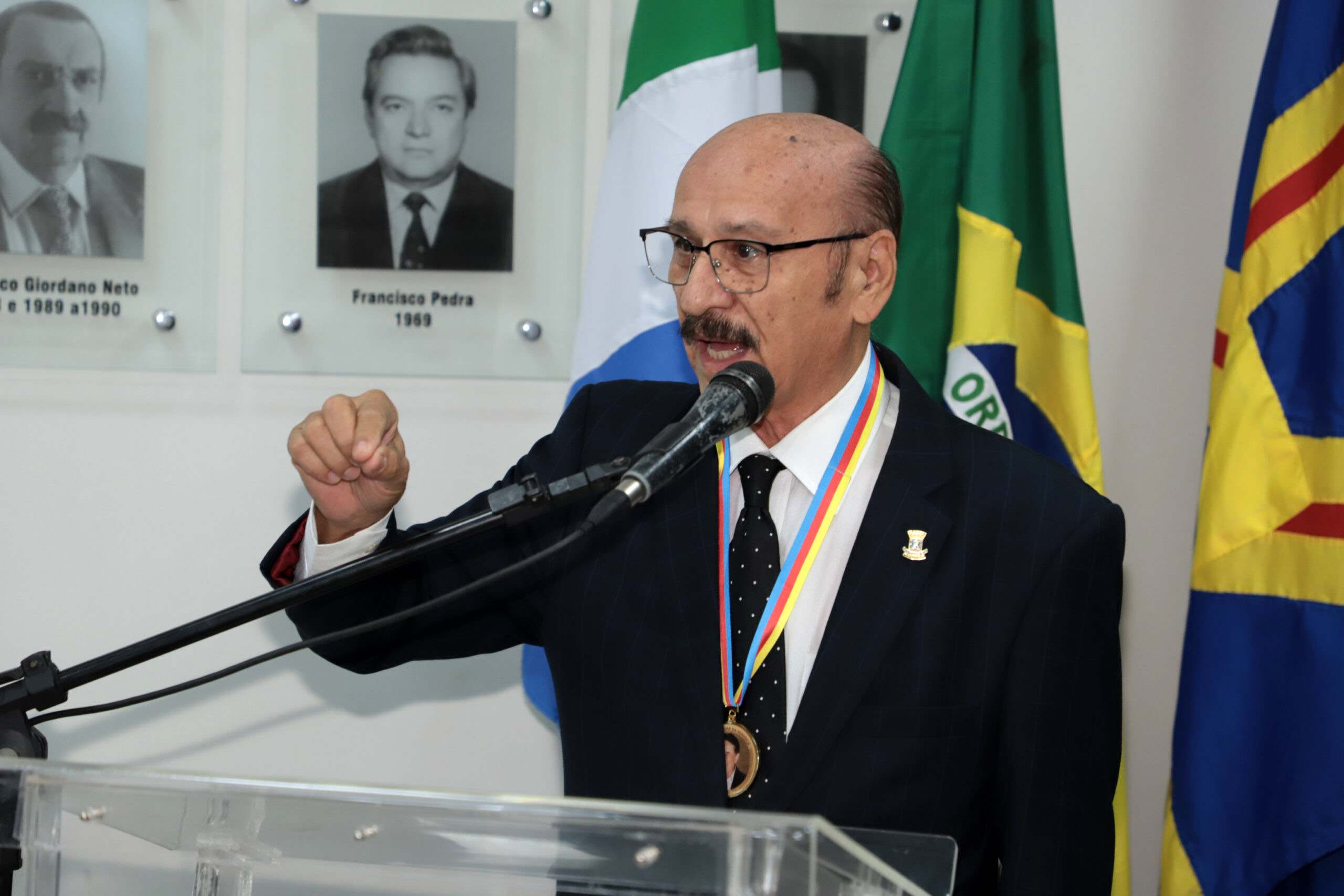 Dr Loester recebe homenagem na Câmara Municipal