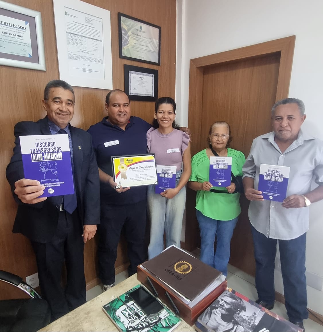 Escritor e mestre em educação Dênis Ferraz é homenageado por obra publicada pelo vereador Ayrton Araújo